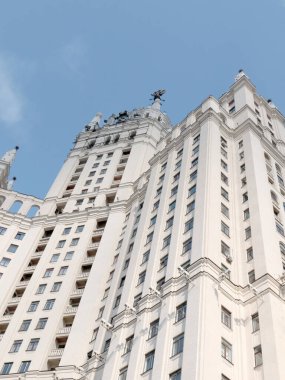 Moskova Rusya 'nın Yauza nehrinin Kotelnicheskaya seti üzerindeki binanın duvarı.