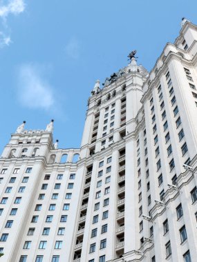 Moskova Rusya 'nın Yauza nehrinin Kotelnicheskaya seti üzerindeki binanın duvarı.
