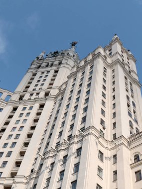 Moskova Rusya 'nın Yauza nehrinin Kotelnicheskaya seti üzerindeki binanın duvarı.