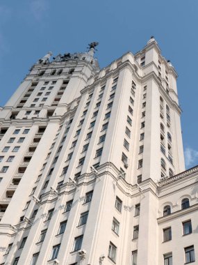 Moskova Rusya 'nın Yauza nehrinin Kotelnicheskaya seti üzerindeki binanın duvarı.