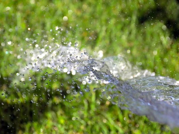 Mooi Groen Gazon Gras Een Stroom Van Helder Water Bij — Stockfoto