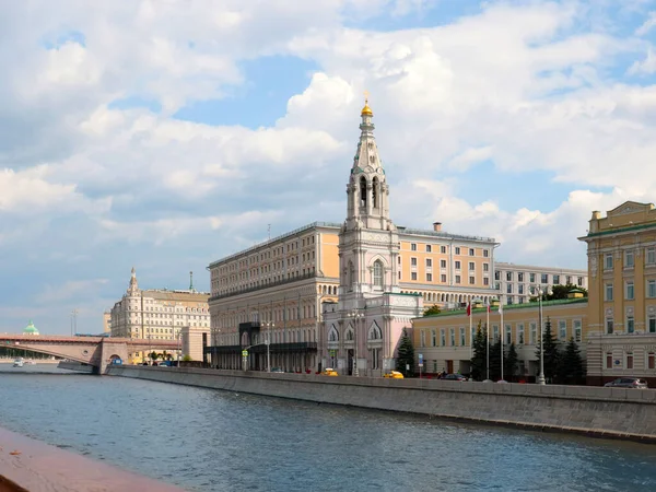 Byggnader Och Vall Floden Yauza Staden Moskva Ryssland — Stockfoto