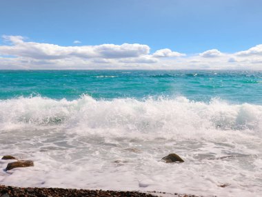 Güzel tropikal deniz plajı ve güneşli bulutlu gökyüzü