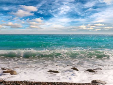 Güzel tropikal deniz plajı ve güneşli bulutlu gökyüzü