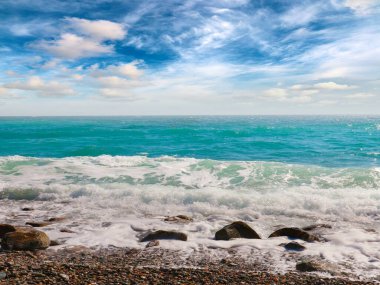 Güzel tropikal deniz plajı ve güneşli bulutlu gökyüzü