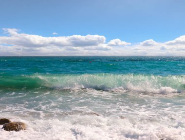 Güzel tropikal deniz plajı ve güneşli bulutlu gökyüzü