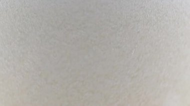 Kalın köpüklü bir bira bardağında oksijen kabarcıkları.