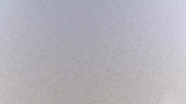 Kalın köpüklü bir bira bardağında oksijen kabarcıkları.