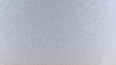 Kalın köpüklü bir bira bardağında oksijen kabarcıkları.