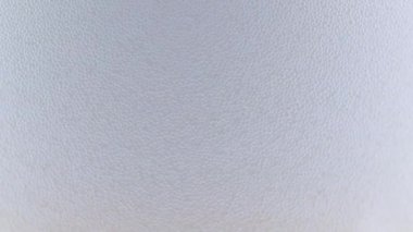 Kalın köpüklü bir bira bardağında oksijen kabarcıkları.