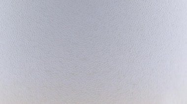 Kalın köpüklü bir bira bardağında oksijen kabarcıkları.