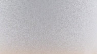 Kalın köpüklü bir bira bardağında oksijen kabarcıkları.