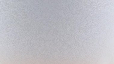 Kalın köpüklü bir bira bardağında oksijen kabarcıkları.