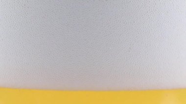Kalın köpüklü bir bira bardağında oksijen kabarcıkları.