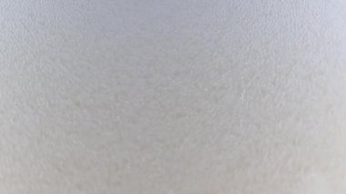 Kalın köpüklü bir bira bardağında oksijen kabarcıkları.