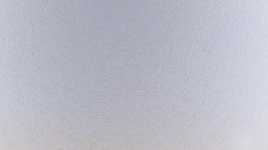 Kalın köpüklü bir bira bardağında oksijen kabarcıkları.