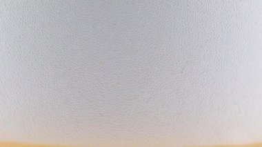 Kalın köpüklü bir bira bardağında oksijen kabarcıkları.