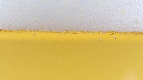 Zuurstofbellen Een Dik Schuim Een Glas Licht Bier — Stockvideo