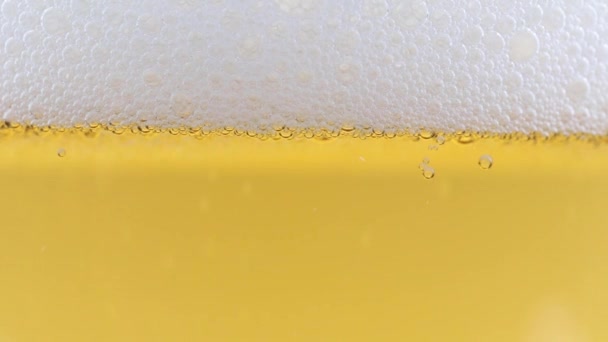 Zuurstofbellen Een Dik Schuim Een Glas Licht Bier — Stockvideo