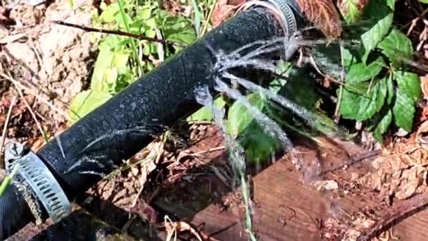 从旧橡胶软管的孔口喷出的清洁水柱 — 图库视频影像