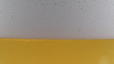 Hafif biranın yüzeyindeki köpüklerde hava kabarcıkları