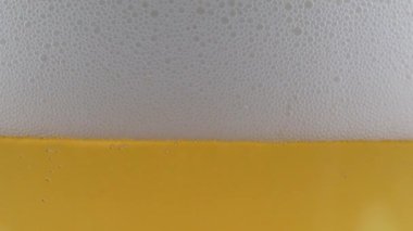 Hafif biranın yüzeyindeki köpüklerde hava kabarcıkları