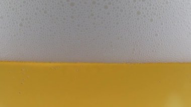 Hafif biranın yüzeyindeki köpüklerde hava kabarcıkları