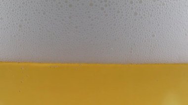 Hafif biranın yüzeyindeki köpüklerde hava kabarcıkları