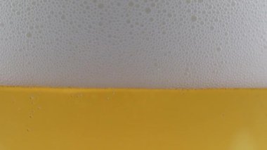 Hafif biranın yüzeyindeki köpüklerde hava kabarcıkları