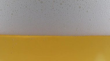 Hafif biranın yüzeyindeki köpüklerde hava kabarcıkları