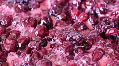 Kaynatıldığında kiraz reçelinin yüzeyinde köpük olur.