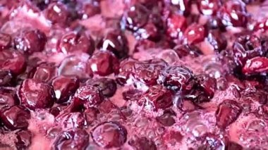 Kaynatıldığında kiraz reçelinin yüzeyinde köpük olur.