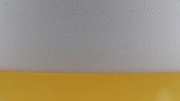 泡の中の気泡が軽ビールの表面に — ストック動画