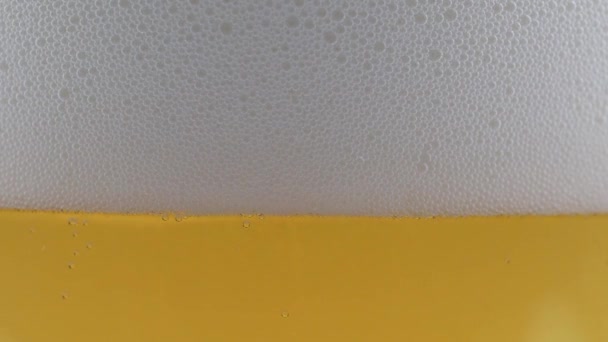 轻质啤酒表面泡沫中的气泡 — 图库视频影像