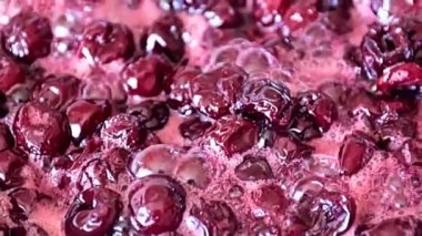 Kaynatıldığında kiraz reçelinin yüzeyinde köpük olur.