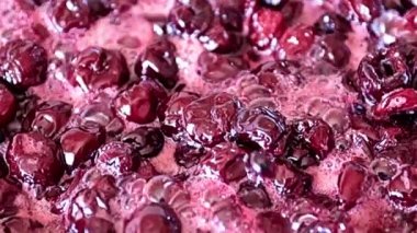 Kaynatıldığında kiraz reçelinin yüzeyinde köpük olur.