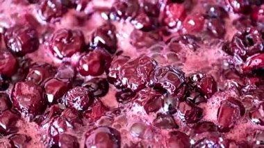 Kaynatıldığında kiraz reçelinin yüzeyinde köpük olur.