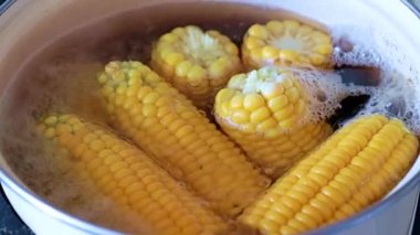 Akıp giden tatlı su ile.