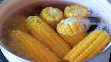 Akıp giden tatlı su ile.