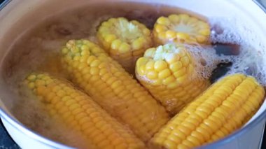 Akıp giden tatlı su ile.