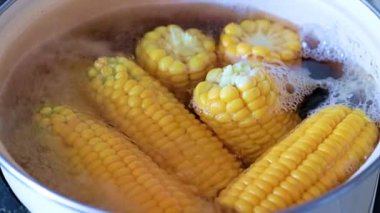 Akıp giden tatlı su ile.