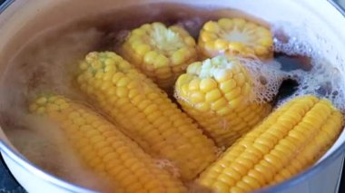 Akıp giden tatlı su ile.