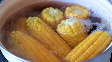 Akıp giden tatlı su ile.