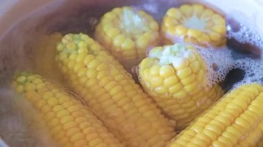 Akıp giden tatlı su ile.