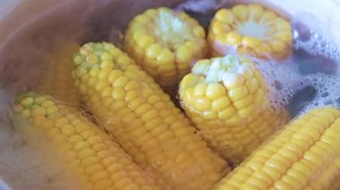 Akıp giden tatlı su ile.