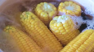 Akıp giden tatlı su ile.