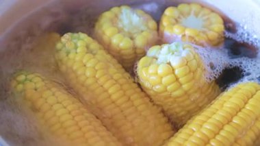 Akıp giden tatlı su ile.