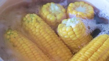 Akıp giden tatlı su ile.