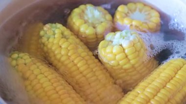 Akıp giden tatlı su ile.