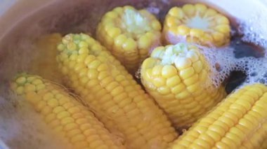 Akıp giden tatlı su ile.